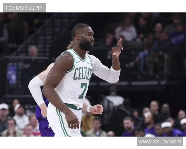 杰伦布朗全能表现15投6中斩获25分8篮板7助攻罚球命中率高达92